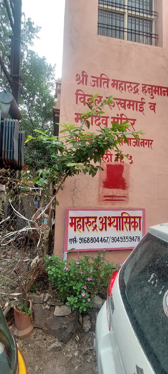 स्वतंत्र कम्फर्टेबल डेस्क आणि चार्जिंग पॉईंट